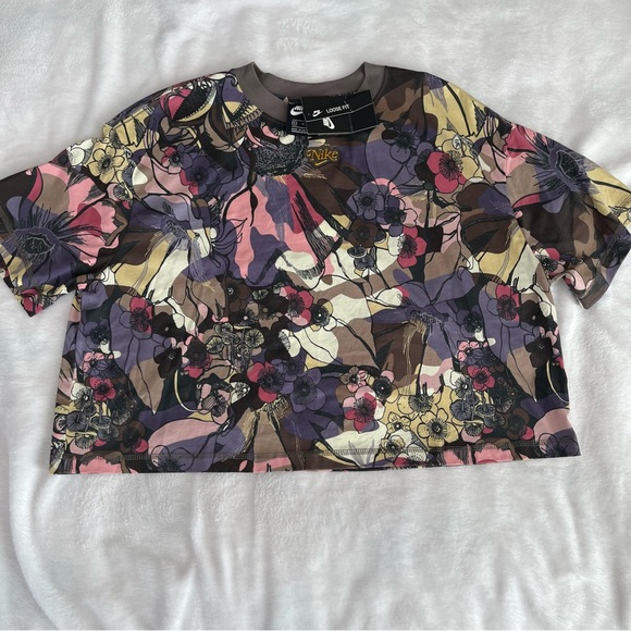 Nike Loose Fit Crop Tee - Picture 1 of 8